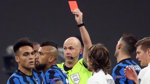 Arturo Vidal is sent off for Inter MIlan