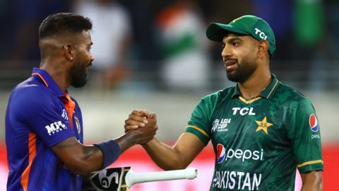 Hardik Pandya and Haris Rauf shaking hands