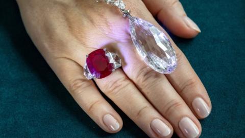 The Sunrise Ruby and a 25-carat diamond ring by Cartier