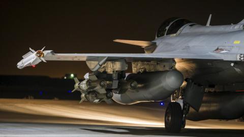 A French fighter jet is seen on the runway at an undisclosed location (17 November 2015)