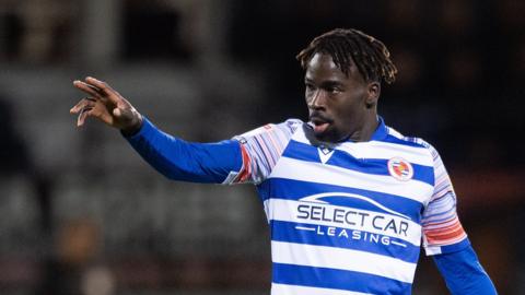 Reading defender Amadou Mbengue has signed a new deal to stay with the club until at least the end of the Championship season.