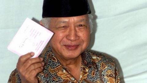 Former Indonesian President Suharto shows off his ballot before voting in Jakarta Monday morning, June 7, 1999.