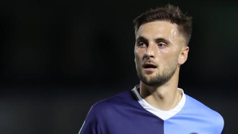 Reading have signed midfielder Lewis Wing from Wycombe Wanderers on a three-year-deal.