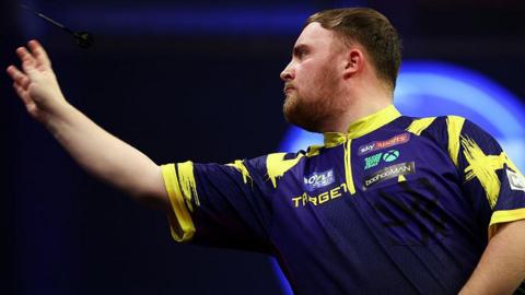 Luke Littler throwing a dart