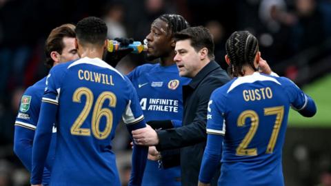 Chelsea boss Mauricio Pochettino speaks to his players during the EFL Cup final