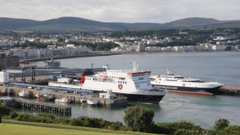 Photo of the Ben-my-Chree and Manannan in Douglas Harbour