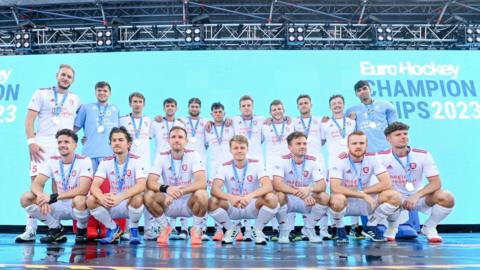 The England men's hockey team with their silver medals