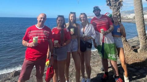 Bethany Evans a'i theulu yn Tenerife