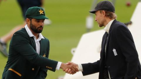 Joe Root and Azhar Ali shakes hands