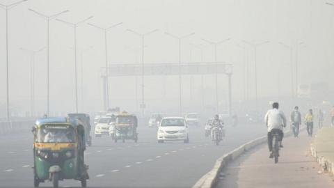 Image shows smog on a road in Delhi