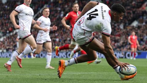 Robert Baloucoune scores a try