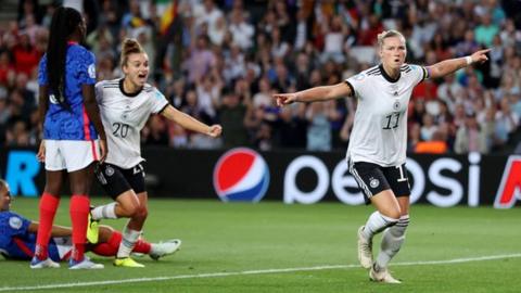 Alexandra Popp celebrates