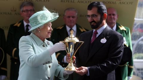 The Queen presents the Gold Cup to Sheikh Mohammed Al Maktoum at Ascot in 2012