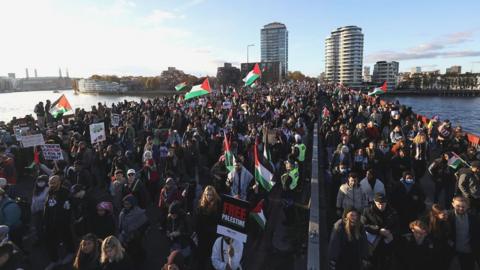 Pro-Palestinian demonstrators on Vauxhall bridge