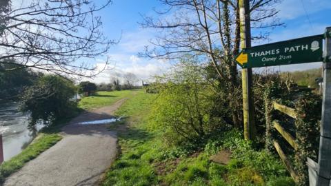 A bright morning on the Thames Path at Wolvercote, captured by Weather Watcher Lucie Johnson