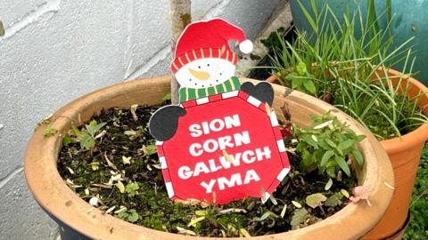 Sion Corn sign