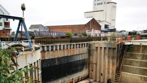 Central Dry Dock gate, Hull