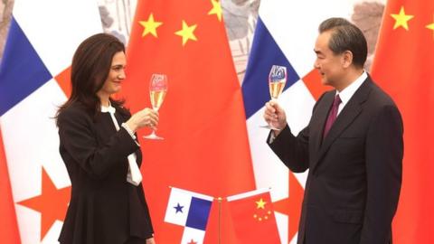 Picture of China's foreign minister Wang Yi (right) toasting Panama's foreign minister Isabel Saint Malo de Alvarado