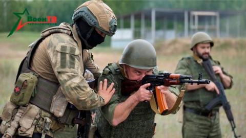 Photo purportedly showing a Wagner group fighter (left) training a Belarusian soldier near the town of Osipovichy, Belarus. Photo: 14 July 2023