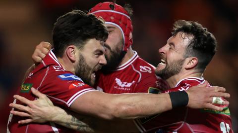 Scarlets players celebrate victory against Clermont