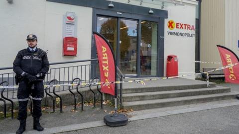 Kongsberg supermarket cordoned off by police, 14 Oct 21