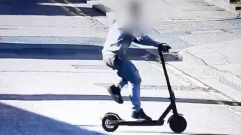 Teenager filmed on e-scooter