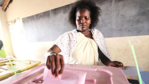 A Kenyan citizen cast her vote at St Monica polling station in Kitengela Kajiado county outskirts of Nairobi Kenyan Capital City, on August 8, 2017