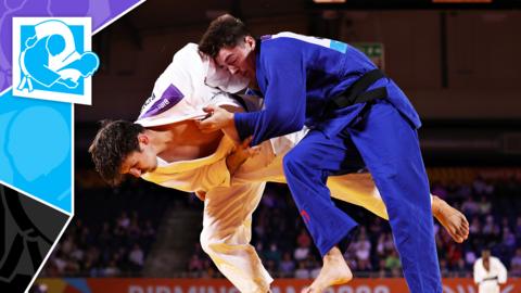 Two judokas compete