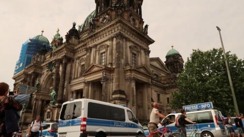 Police secure Berlin Cathedral