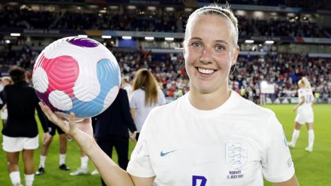 Beth Mead holds on to the match ball