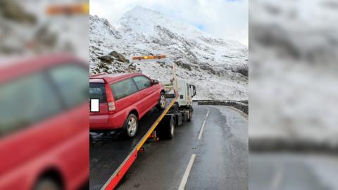 A car being towed away at Pen y Pass