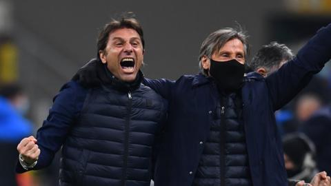 Antonio Conte (left) celebrates