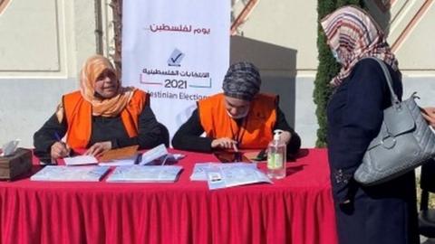 Palestinian election officials register voters in Gaza City (10/02/21)