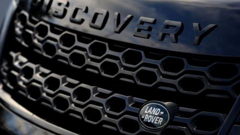 Close up of the grill of a Land Rover Discovery