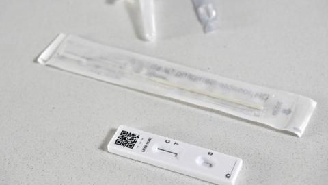 Lateral flow test kit of parts