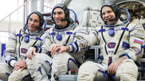 Nasa astronaut Christopher Cassidy (l), and cosmonauts Anatoly Ivanishin (c) and Ivan Vagner