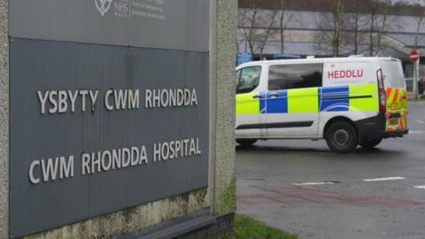 Cerbyd heddlu ar safle ysbyty Cwm Rhondda