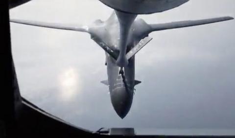 US military plane refuelling