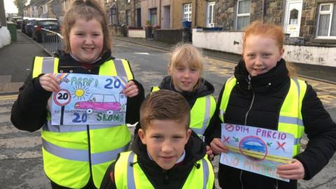 Disgyblion Ysgol Llanllyfni gyda'u posteri diogelwch