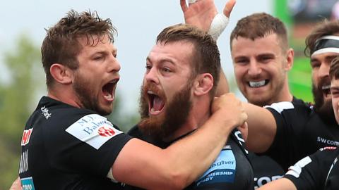 Lue Cowan-Dickie celebrates a try