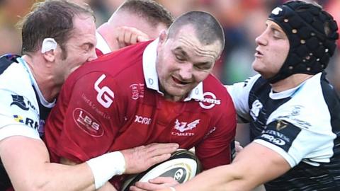 Alun Wyn Jones tackles Ken Owens