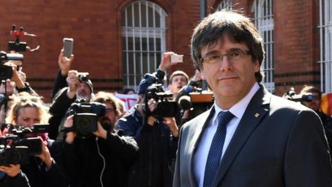 Catalan ex-leader Carles Puigdemont leaves the Neumuenster prison in northern Germany after his release on bail on 6 April 2018