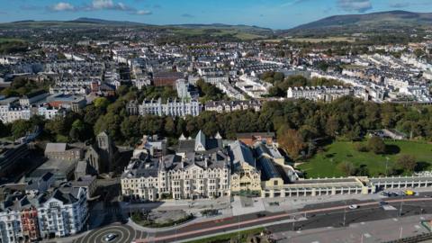 Centre of Douglas overhead