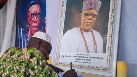 People prepare for Oba Moshood Olalekan Balogun's burial.