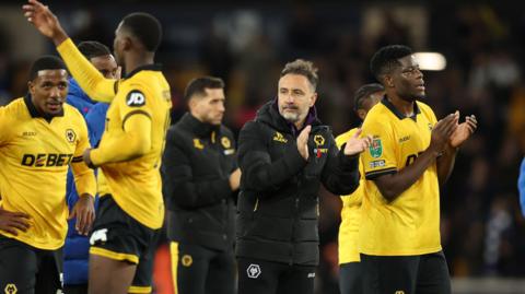 Vitor Pereira and Wolves players clap fans