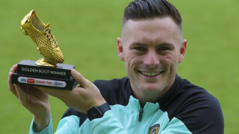 Notts County's Macaulay Langstaff with the League Two golden boot award