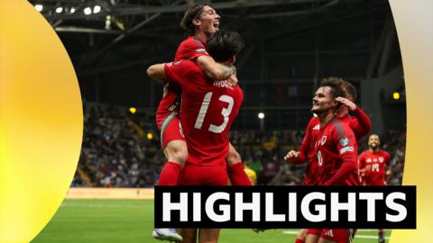Harry Wilson (L) celebrate with Wales team-mate Kieffer Moore