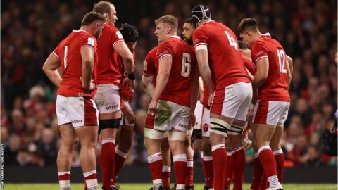 Chwaraewyr Cymru dan y pyst wedi un o geisiau Iwerddon yn yr hanner cyntaf