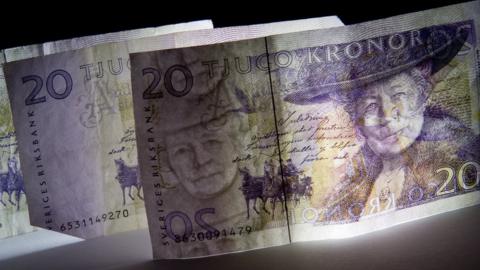 The now-invalid 20 krona notes