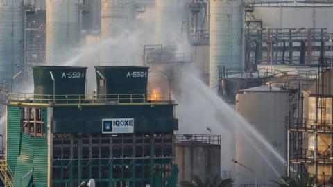 Footage of Spanish factory fire and its aftermath